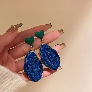 Eleganti orecchini geometrici irregolari con texture blu cangiante e cuori verdi di alta qualità