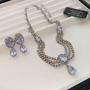 Vue détaillée du collier avec pendentif en zircon bleu clair et boucles d'oreilles