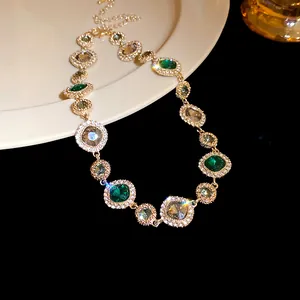 Vue détaillée d'un collier de style palais vintage avec des cristaux vert émeraude
