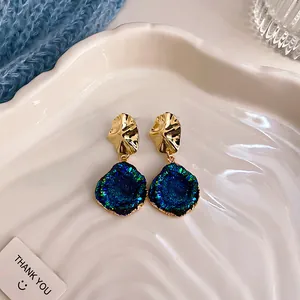 Eleganti orecchini retrò con pietre druzy blu e accenti dorati dalle forme irregolari