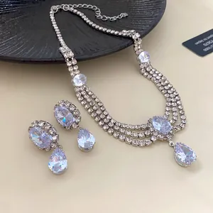 Gros plan détaillé de l'ensemble collier en zircone à plusieurs rangs et boucles d'oreilles goutte