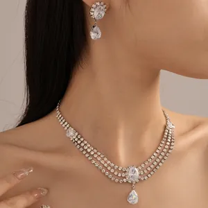 Vue détaillée d'un élégant collier à plusieurs rangs en strass avec pendentif en zircon