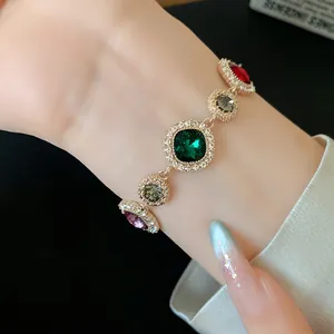 Détail d'un bracelet de style vintage avec des pierres précieuses multicolores.