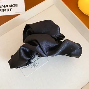 Elegante molletta per capelli in raso nero arricciato stile francese per un look chic