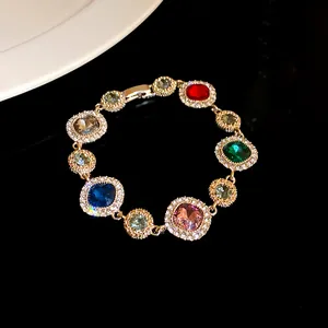 Vue détaillée d'un bracelet de style palais vintage avec gemmes colorées et diamants.