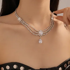 Gros plan élégant d'un collier à plusieurs rangs en strass avec un pendentif en zircone poire