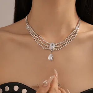 Choker élégant en zircone à trois rangs avec pendentif scintillant en forme de goutte d'eau