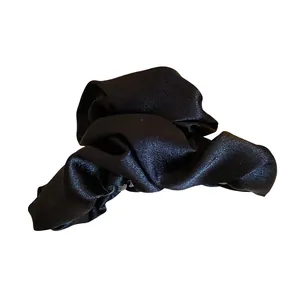 Elegante pinza per capelli in raso nero stile francese con una trama di seta di lusso