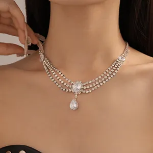 Détail d'un collier ras du cou argenté à trois rangs avec zircons marquise et poire