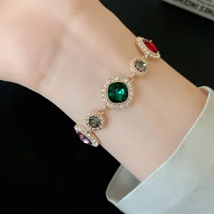 Élégant bracelet de style palais vintage avec des cristaux multicolores sur un poignet féminin
