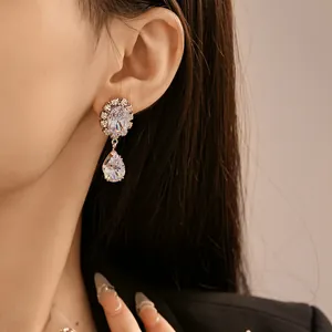Vue détaillée de boucles d'oreilles élégantes en zircone avec design halo diamanté