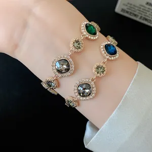Bracelets en cristal de style palais vintage avec gemmes colorées sur le poignet
