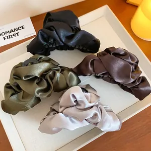 Eleganti pinze per capelli in raso pieghettato in quattro colori classici per accessori da donna