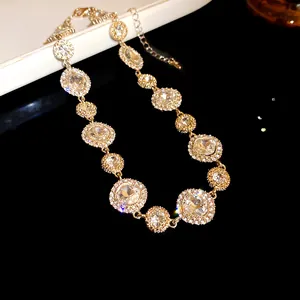 Elegante collana dorata con cristalli tondi e ovali scintillanti per un look di lusso raffinato