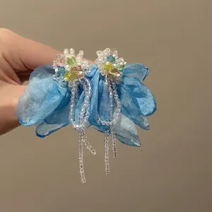 Exquisite hellblaue Stoffblumen-Ohrringe mit baumelnden Kristallperlen-Quasten