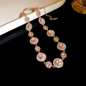 Collana elegante con brillanti cristalli rosa e pavé di diamanti in montatura dorata