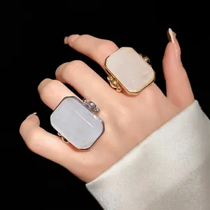 Anello minimalista oversize in pietra naturale quadrata con fasce in oro e argento