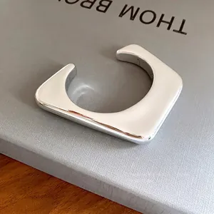 Bracelet jonc ouvert argenté géométrique irrégulier avec une finition polie très brillante