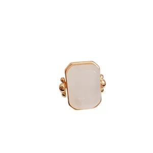 Elegante anello d'oro con pietra naturale bianca rettangolare per un look minimalista.