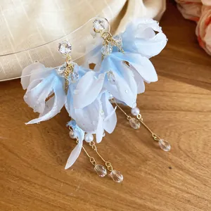 Eleganti orecchini a fiore in tessuto blu con perle e cristalli per vacanze estive