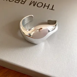 Détail d'un bracelet jonc ouvert en argent poli au design géométrique minimaliste