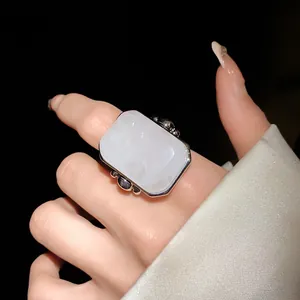Dettaglio di un grande anello rettangolare in pietra naturale con texture marmo bianco latte