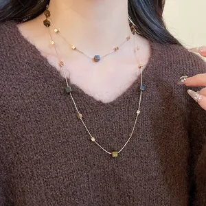 Elegante collana a due strati con perle cubiche marroni Maillard per moda autunno