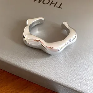 Vue détaillée du bracelet jonc géométrique irrégulier en argent avec finition brillante