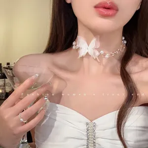 Élégant choker en perles style français avec pendentif papillon en dentelle et cristaux