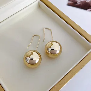 Eleganti orecchini a pendente a sfera in oro lucido minimalista con lunghi ganci a U