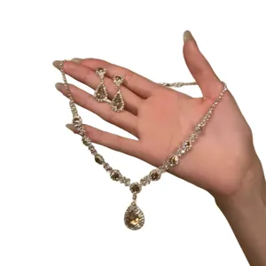 Luxuriöses Schmuckset mit Blumen- und Tropfenanhänger, Halskette und Tropfenohrringen