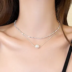 Minimalistische dubbellaagse zilveren ketting met een prachtige elegante parel