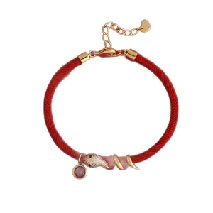 Bracelet élégant en corde rouge plaqué or avec breloque serpent en zircone et pendentif gemme
