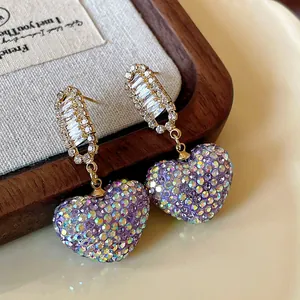 Élégantes boucles d'oreilles pendantes cœur violet étincelant avec strass irisés