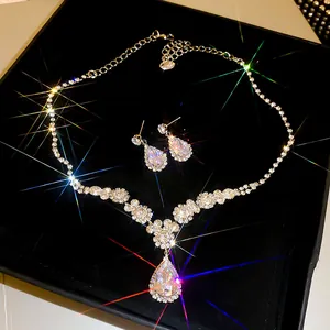 Elegantes silbernes Wassertropfen-Strass-Halsketten- und Ohrring-Set in Schmuckschatulle