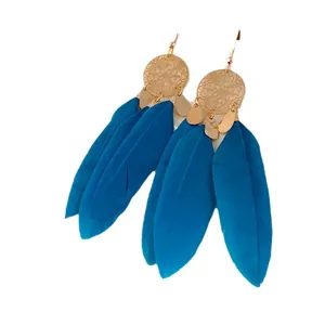Pendientes largos de estilo bohemio con placas doradas y plumas azules elegantes