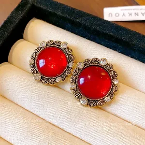 Orecchini vintage a bottone in resina rossa con filigrana dorata e strass lucidi