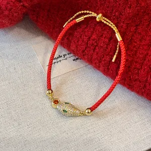 Bracelet en corde rouge avec pendentif serpent en zircon plaqué or pour l'année du serpent
