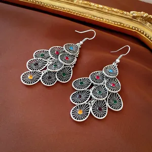Vista detallada de los pendientes bohemios vintage de hoja de plata con piedras