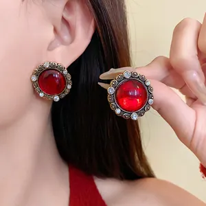 Orecchini vintage in resina rossa con bordo in strass e aghi in argento stile barocco