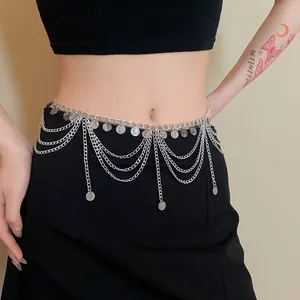 Vista dettagliata di una catena da vita argentata alla moda a più strati con monete tonde