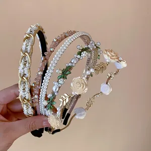 Serre-têtes de luxe style français avec perles et fleurs pour une coiffure élégante