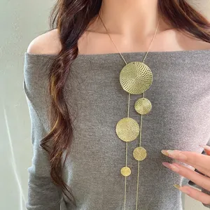 Collier à pampilles rondes dorées pour femme, chaîne de pull élégante de style punk.