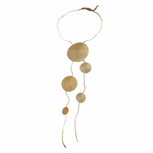 Collier élégant à pampilles dorées avec disques ronds et pendentifs texturés pour femmes