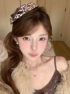 Model wearing sweet vintage leopard print beret hair clip for autumn and winter fashion