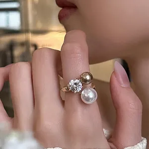 Anello Aperto in Stile Francese Vintage con Zirconia e Perla Artificiale Irregolare Regolabile Elegante Raffinato Anello da Indice Gioielli da Donna