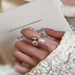 Primo piano dettagliato di un elegante anello aperto con perle e zircone in stile francese raffinato