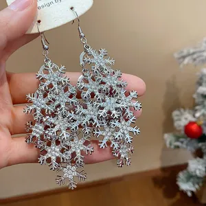 Gros plan détaillé de boucles d'oreilles flocon de neige en argent avec strass brillants