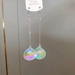 Elegantes pendientes colgantes de concha iridiscente con perlas y cadenas de plata