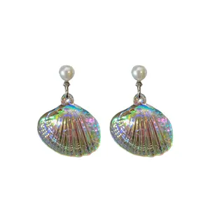 Pendientes elegantes de concha iridiscente con perlas de estilo sirena moda